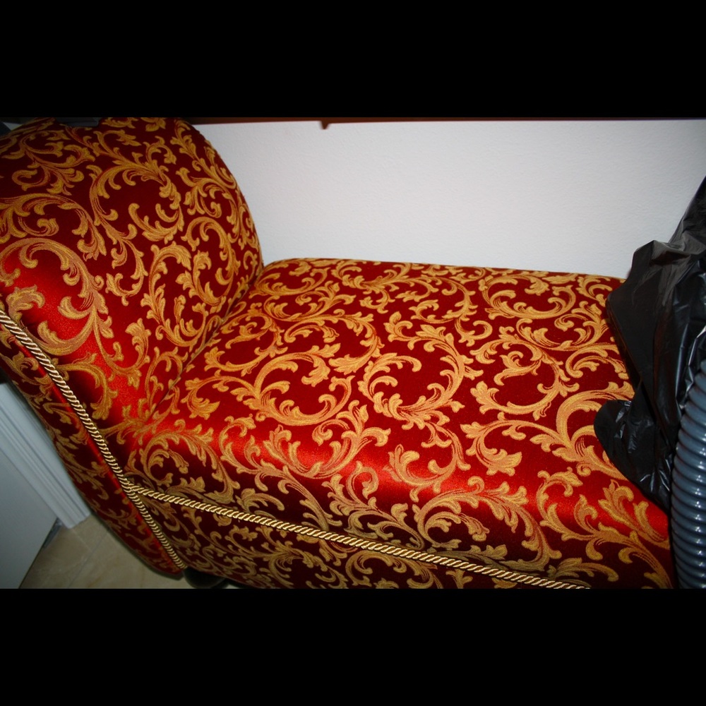 Vintage red and gold Settee! Beautiful eye catchet. I do not half the right Spot